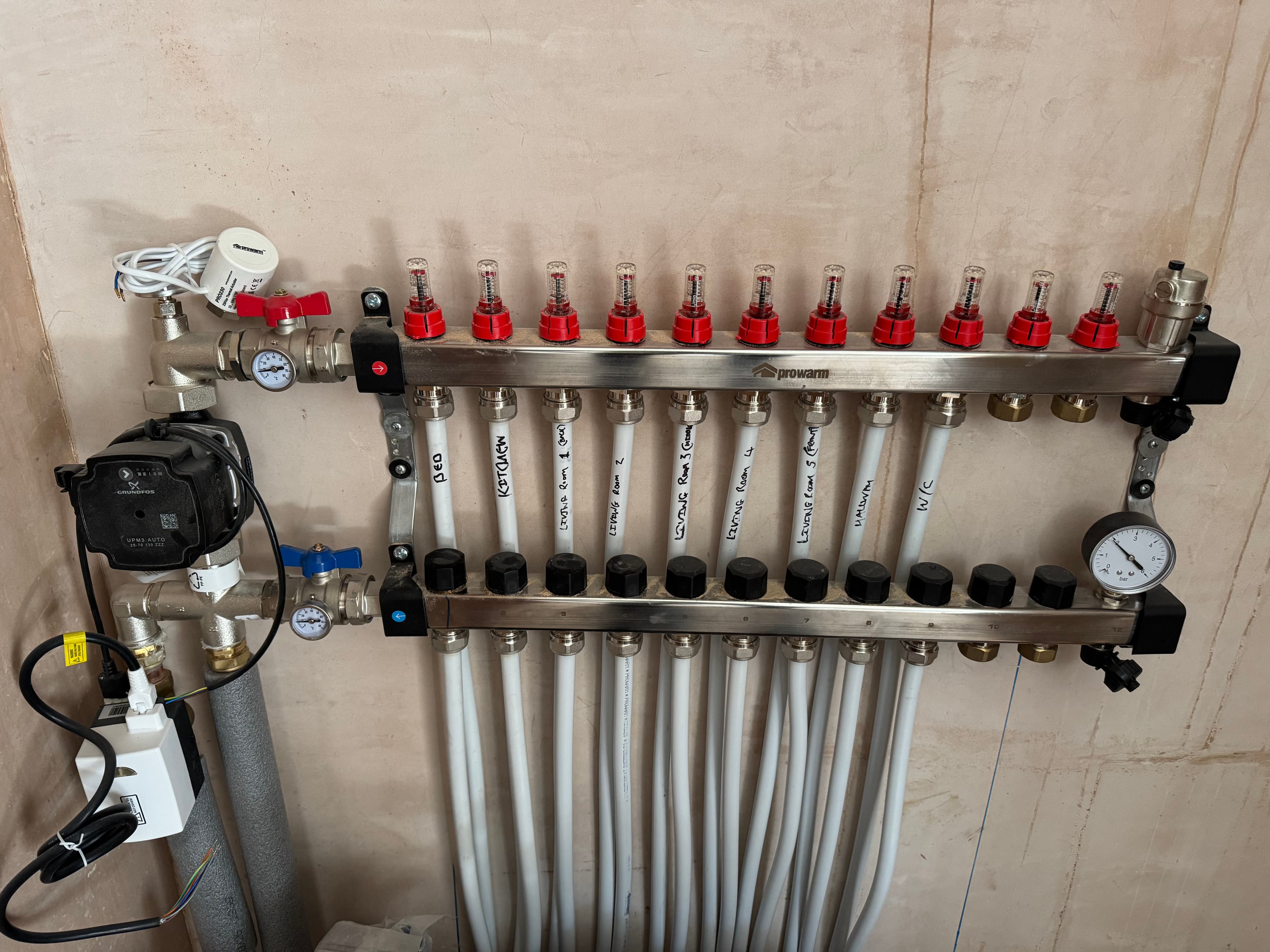 Underfloor heating manifold cleanly installed